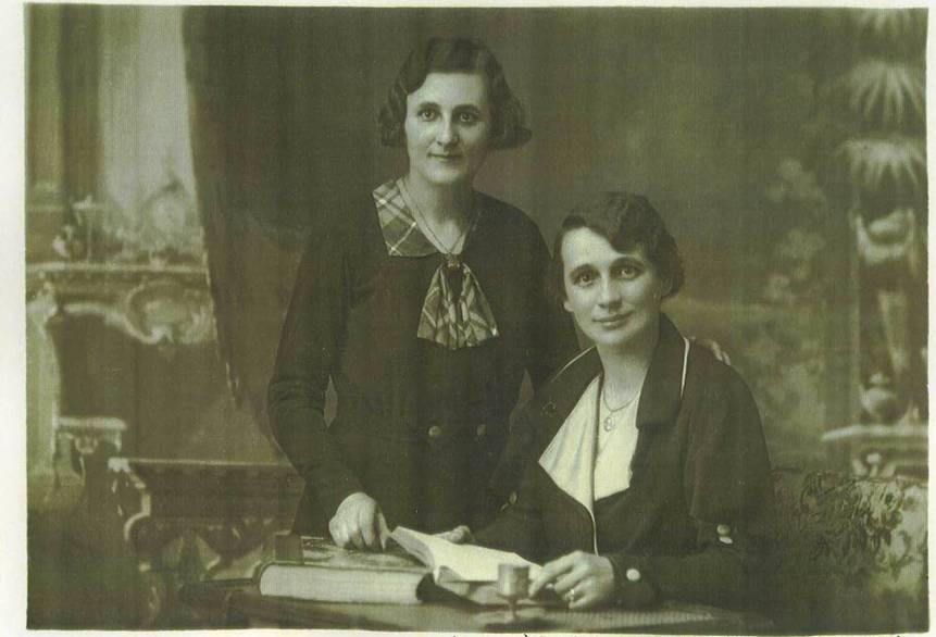Ma mre et tante Laurence (1934?)