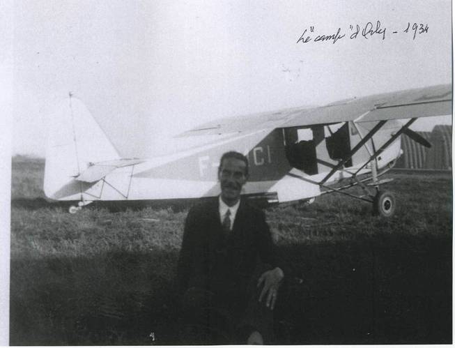 Mon pre, lors dune promenade au camp davions, dOrly, vers 1932.